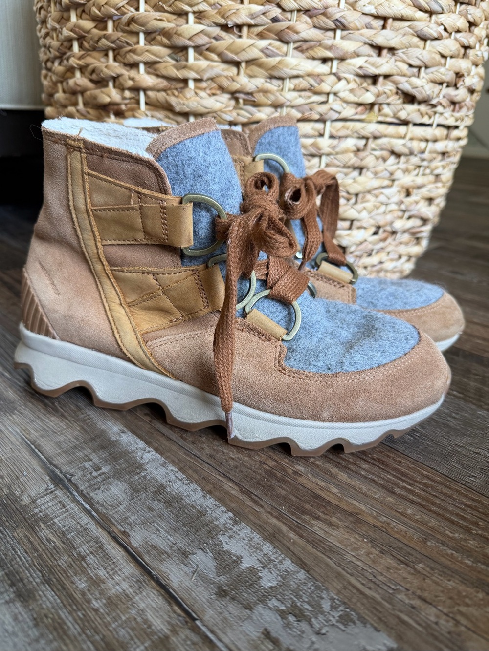 Sorel Kinetic short lace winter boots size women’s 9
